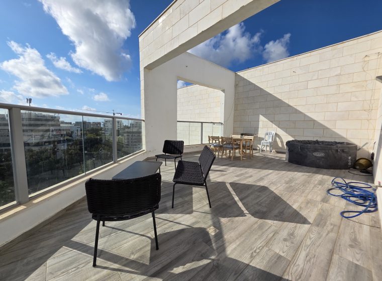 פנטהאוז למכירה ברחוב הנטקה בשכונת אחוזה