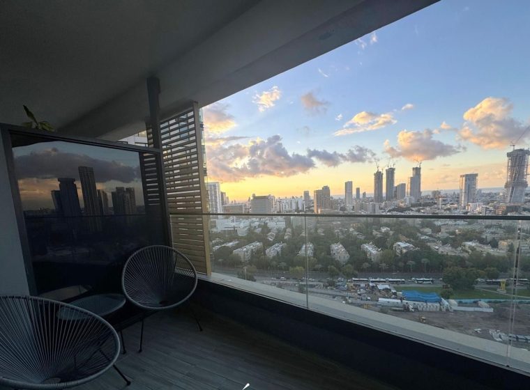 למכירה בתל אביב ברחוב מנחם בגין בשכונת מונטיפיורי